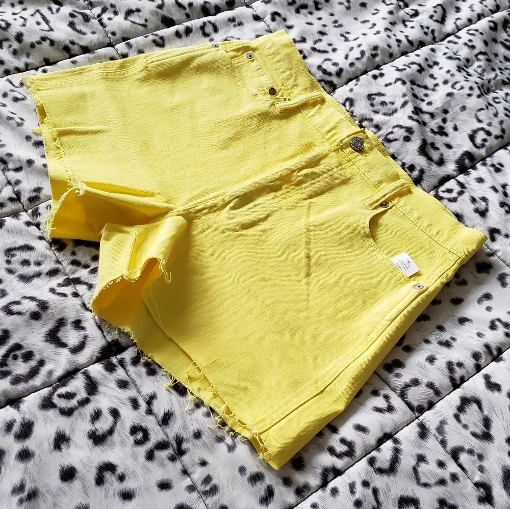 (Tall) NWT Gap Yellow High-Rise Cheeky Shorts
